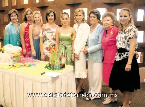 La futura novia junto a Laura V. de Berlanga, Conny Borrego, Canelita S. de Borrego, Alicia Z. de Villarreal, Bertha E. de Berlanga, Brenda V. de Reed, Bertha Aurora Berlanga, Alicia Villarreal Zambrano, Ana Borrego Seco, Brenda R. de Villarreal y Blanca Sonia de Borrego.