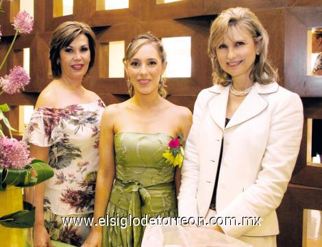 LUCE HERMOSA EN SU DESPEDIDA
Bárbara Berlanga Villarreal con su futura suegra Conny Borrego y su mamá Laura Villarreal de Berlanga.