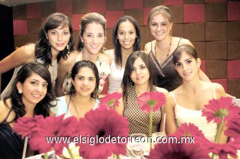 Cristy Guzmán, Grace Villalobos Buttler, Elizabeth Urraza, Cecilia Martínez, Brenda Arriaga, Pamela Wolf, Ana Cecy Arce y Elizabeth Villalobos.