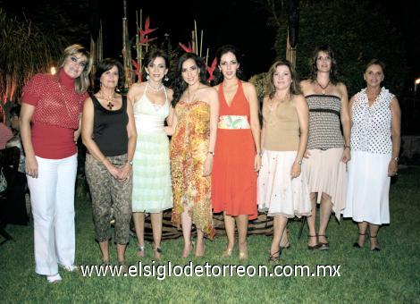 La futura novia acompañada por Bárbara y Susana Dueñes Quintero, Eva C. de Quintero, Laura C. de Quintero, Chamina E. de Quintero, Nuri C. de Quintero, Ana María de Quintero y Susana Quintero Pámanes.