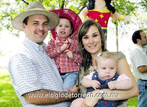 Jorge Pérez Garza y Rosario Sirgo de Pérez con los niños José Andrés y Ana Carmen Pérez Sirgo.