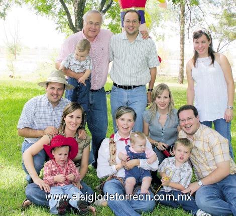 FELICIDADES
La festejada junto a sus hijos Jorge y Rosario, Fernando y Cristina, Rodrigo y Claudia, y sus nietos José Andrés, Ana Carmen, Luis Fernando y Bernardo.