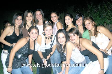 La festejada junto a sus amigas Daniela Teele, Pily González, Ana Laura Viezca, Mayela de la Garza, Tenssy Meléndez, Priscila Zambrano, Beatriz Arenal, Estephania Haro, Mariana Godinez y Nuri Quintero.