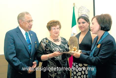 CLUB ROTARIO CENTENARIO
Elisa Salazar de Morales haciendo entrega del reconocimiento