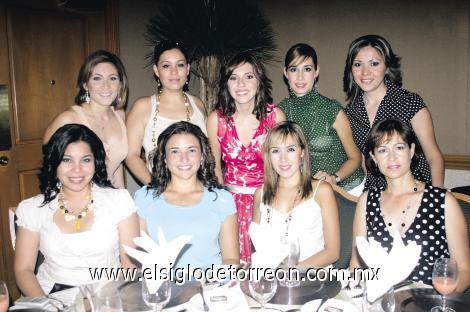 La futura novia junto a Cecilia Murga, Michell Orozco, Brenda Iracheta, Cecilia Villarreal, Nashely Chávez, Fabiola Zepeda, Cuquis Loya y Leny Chávez.