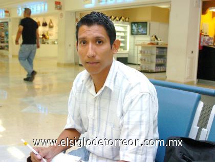 16092006

 Rafael Sarmiento viajó a Mazatlán por cuestiones de trabajo