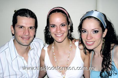 Jorge Milán, Susana López Barrio de Milán y Brenda Domínguez.