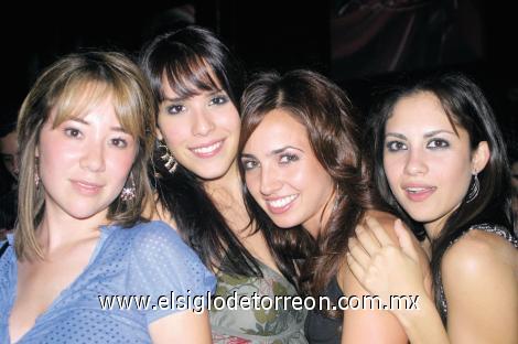 Y ¡LLEGO LA NOCHE!
Paulina Velasco, Laura Gajón, Lily Villa y Laura Jaik.