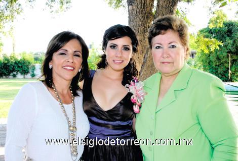 La novia junto a las organizadoras Rayito Gamez y Tere de Chaúl.