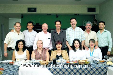 AGRADECEN A IMELDA ORTIZ
María Elena M. de Acosta, Nancy L. de Jalife, Imelda Ortiz Abdala, Marisol C. de Papadópulos, Mónica C. de Felix, Alfredo Mafud, Ricardo Acosta, Salvador Jalife García, Juanjo García, Costi Papadópulos, Cuahutémoc Felix y Manuel Valle.