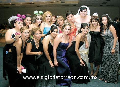 La novia junto a sus primas y amigas.