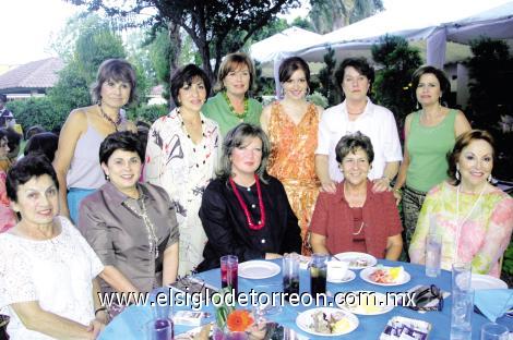 La novia junto a Asu Zúñiga, Mimo Safa, Conchita Flores, Adela Salazar, Lili Iden, Armandina Dávila, Butsy Villalobos, Paty Villarreal, Licha de la Rosa, Nancy Kuri y Nuri Quintero.