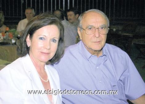 Paquita M. de Gil y Miguel Gil.