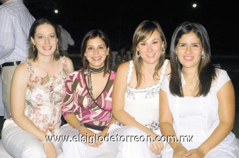 Claudia Mendiola de González, Laurencia González de Herrera, Rosario Sirgo de Pérez y Lorena Bello de Sada.