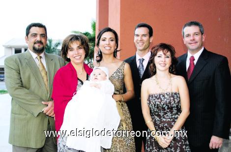 PADRE E HIJA SE FESTEJAN
Carlos Herrera Estrada, Catalina Sepúlveda de Herrera con Carlota Carolina Díaz Quezada en brazos, Gaby Quezada de Díaz, Benjamín Díaz Sáenz, Iliada Pasos de Torres y Marcelo Torres Cofiño.