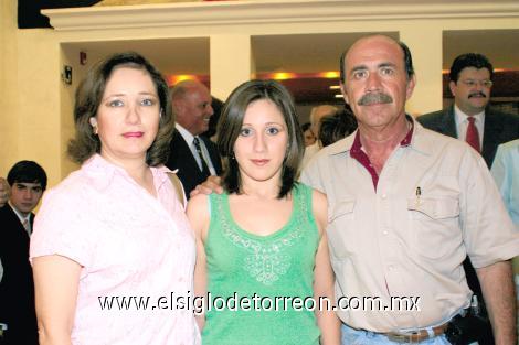 Leticia García de Oviedo, Valeria Oviedo García y Roberto Oviedo Haro.