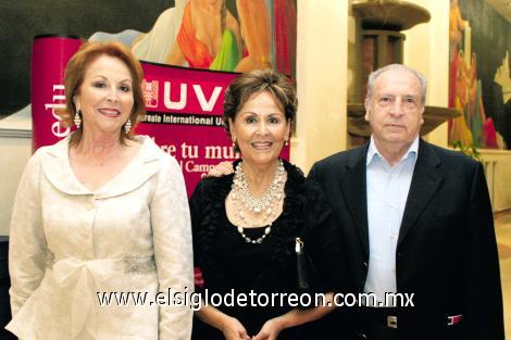 Nancy González de Kuri, Lulú González de Sánchez y Sigfrido Sánchez.