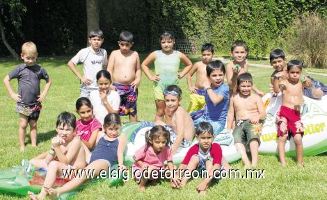 El festejado junto a su hermana Ana Sofía Salmón Siller y todos sus invitados.