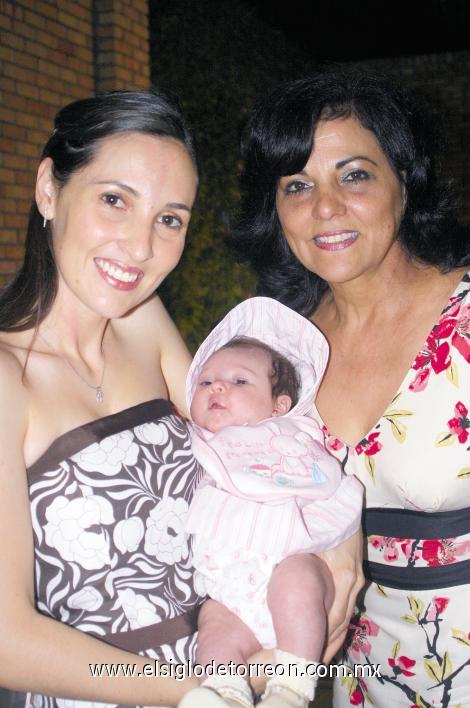 Tres generaciones: María Rosa Tatay de Martínez, Mariana Martínez de Portilla y Regina Portilla Martínez