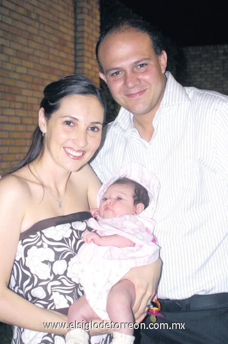 Mariana Martínez de Portilla y José Manuel Portilla Sánchez con su hija Regina Portilla Martínez