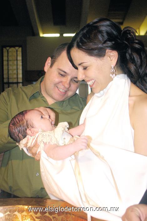 HERMOSO BAUTIZO
César Villalobos, Mónica Martínez de Villalobos y Regina Portilla Martínez