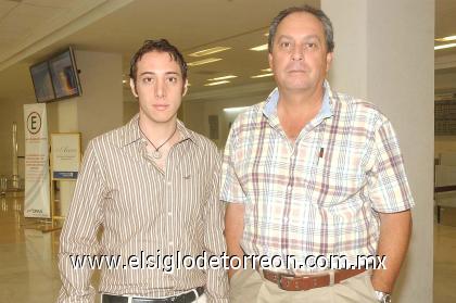 20092006

Daniel Garza viajó a la Ciudad de México, lo despidió Mario Garza.