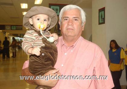 20092006

El pequeño Emiliano Rodríguez viajó a San Francisco, lo despidió su abuelito Víctor Pérez.