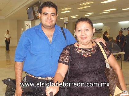 21092006

Rosalinda Reyes viajó Con destino a Tijuana, lo despidió Rodolfo Ayala