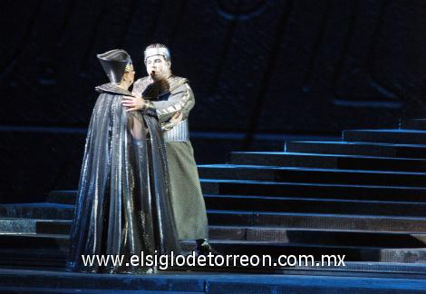 es que el estadio se convirtió en un teatro al aire libre, en donde se montó una pirámide de siete metros de altura como epicentro de la historia, que reunió a una orquesta de 70 músicos, un coro de 60 cantantes, un ballet de 30 bailarines y ocho solistas que alcanzaron dignamente la calidad propuesta por Verdi en su obra cumbre.