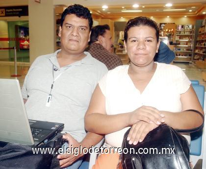 24092006 
Areli López viajó a Mexicali y la despidió Francisco Tijerina.