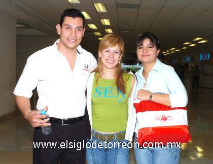 26092006
Rogelio Herrera, Ivette Perales y Valeria García viajaron a Los Cabos.