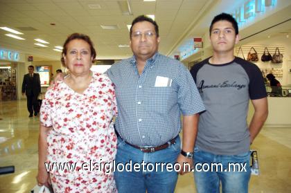 28092006
 Jorge Siordia y Jorge Jr, viajaron a Villahermosa Tabasco, los despidió Lilia Karam