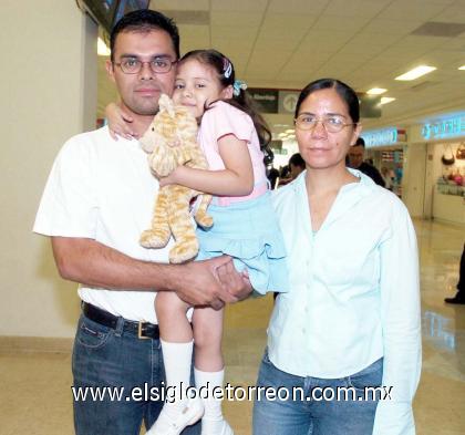 29092006 
Luis Jiménez, Alma Frayre y Natalia Jiménez viajaron a Los Ángeles.