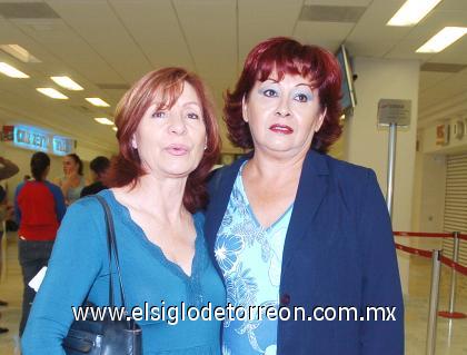 27092006
Luz María Ubillo y Romelia Román viajaron con destino a Chihuahua.