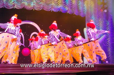 Sería el inmenso escenario tipo teatro que estaba delante de los ojos del público, las luces, el telón o la experiencia vivida hace dos años, lo que hacía que las personas que se encontraban adentro del circo Tihany tuvieran una extraña sensación.