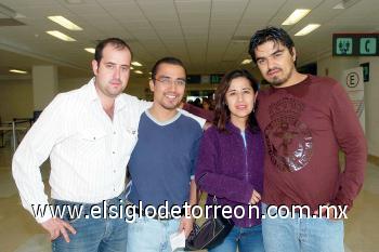 01102006 
Jorge Vidaña viajó a San Diego, lo despidieron Antonio, Alejandro y Paloma.