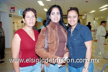 01102006 
Lorena Soto viajó a California, la despidieron Isabel Valles y Guillermina Toscano.