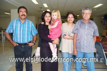 02102006
Margarita y Rebeca viajaron a Tijuana, las despidió la familia Esquivel.