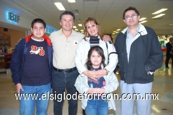 03102006
Domit y Domit Junior, Nabile, Abraham, Anavelina y Gerardo Duarte viajaron a Ciudad del Carmen.