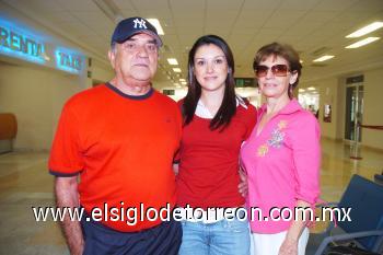 03102006
Lorena Cabada viajó a Panamá y la despidieron Manuel Cabada y Ana Lucía de Cabada.