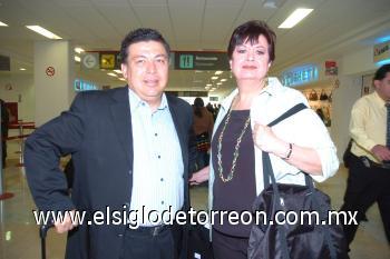 03102006
Procedentes de México arribaron a Torreón Fernando Cisneros y Janette del Puerto.