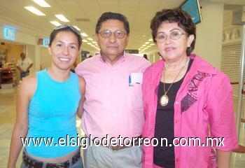 04102006
Oswaldo Espadas viajó a Mérida, la despidieron María Medina y Claudia Espadas.