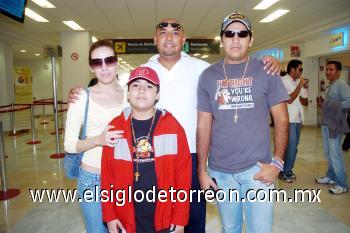 06102006 
Miguel Ángel  y Anahí González, Luis y Anotnio Sánchez viajaron a Tijuana.