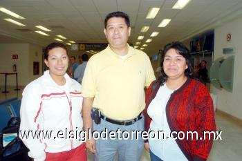 06102006 
Alejandra Soto, Maribel Ortiz y Rigoberto Calderón viajaron a la Ciudad de México.