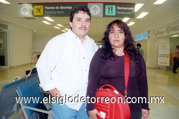 06102006 
María Guadalupe Espinoza y Miguel Zamarrón viajaron a Tijuana.