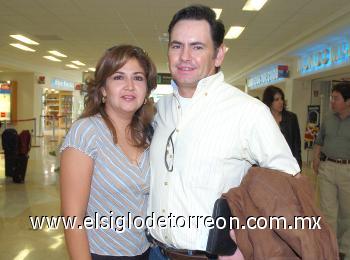 05102006
Jesús Plascencia viajó a Wisconsin, lo despidió Gabriela Betancourt.