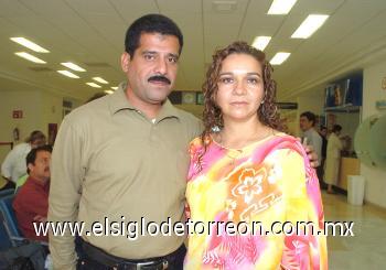 05102006
José Vitela viajó con destino a Tijuana, lo despidió Irma Zapata.