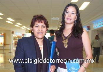 09102006
Procedentes de la Ciudad de México, llegaron Norma Mateos y Gisela Gámez.