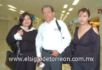 10102006
Procedentes de México llegaron a Torreón Ale Ramírez, Reyna Carrillo y Rogelio Martínez.