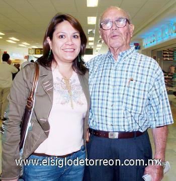 08102006 
Laura Leal llegó de la Ciudad de México y fue recibida por Jesús Leal.